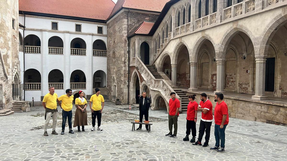 Astăzi, de la ora 20:30, Castelul Corvinilor devine teren de joacă pentru vedete, în ultima etapă Poftiți pe la noi: Poftiți la întrecere, la Antena 1