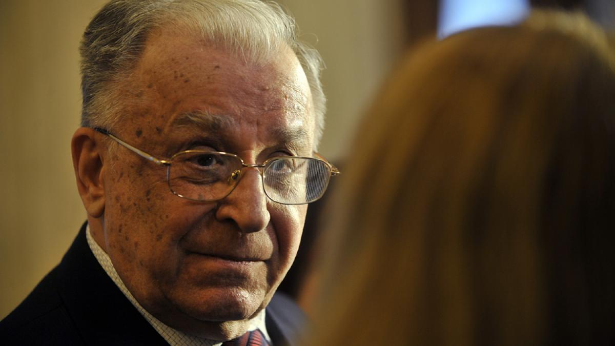 Ion Iliescu, stabil dar asistat respirator. Rămâne internat la terapie intensivă