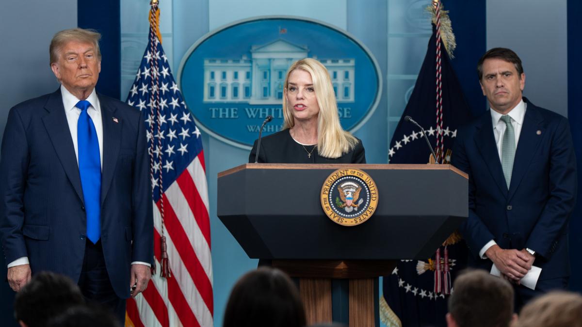 Dosarul Epstein aruncă în aer relația dintre Trump și susținătorii lui din MAGA