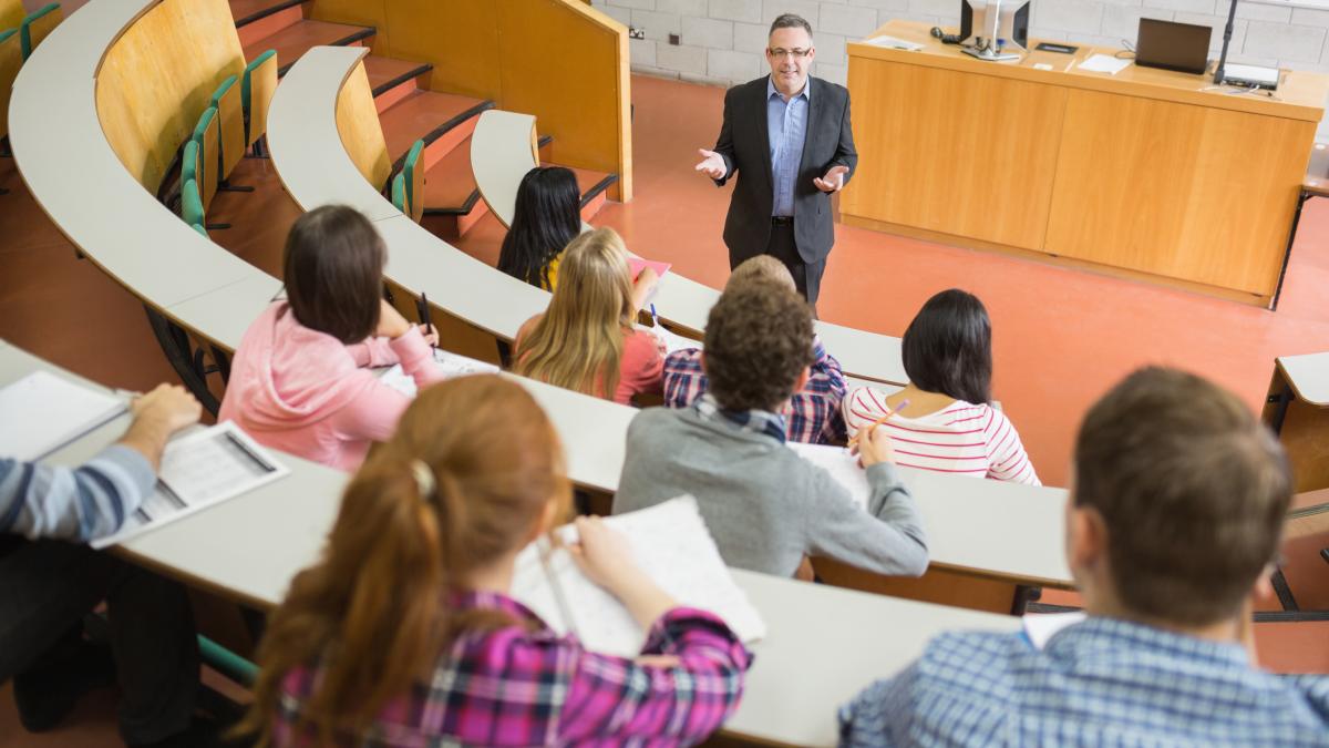 Liceenii și studenții își caută de lucru după reducerea burselor