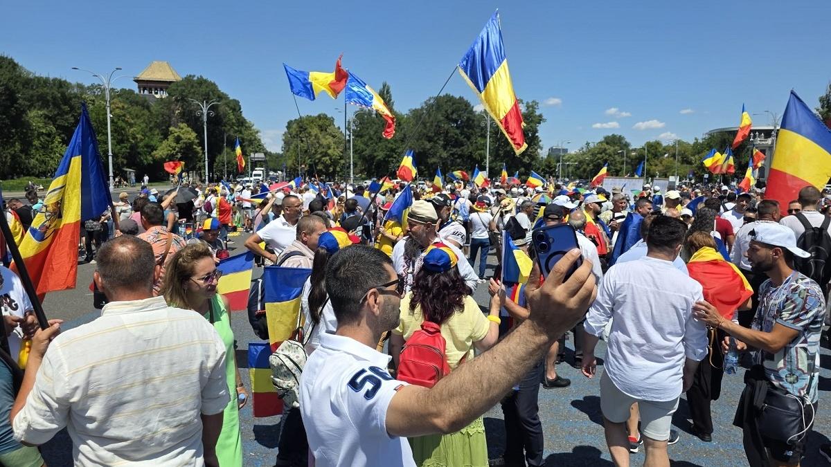 Jandarmi agresați în timpul protestelor din Piața Victoriei