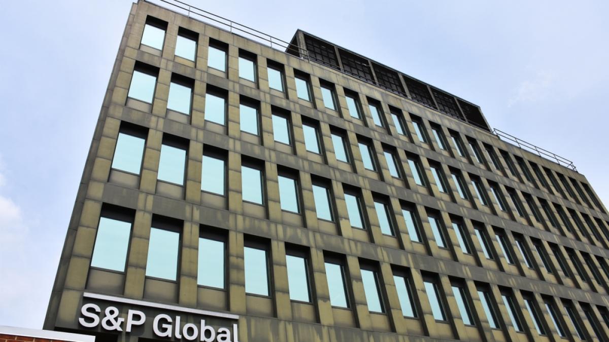 Agenţia S&amp;P Global menţine ratingul României la 'BBB-/A-3', cu perspectivă negativă