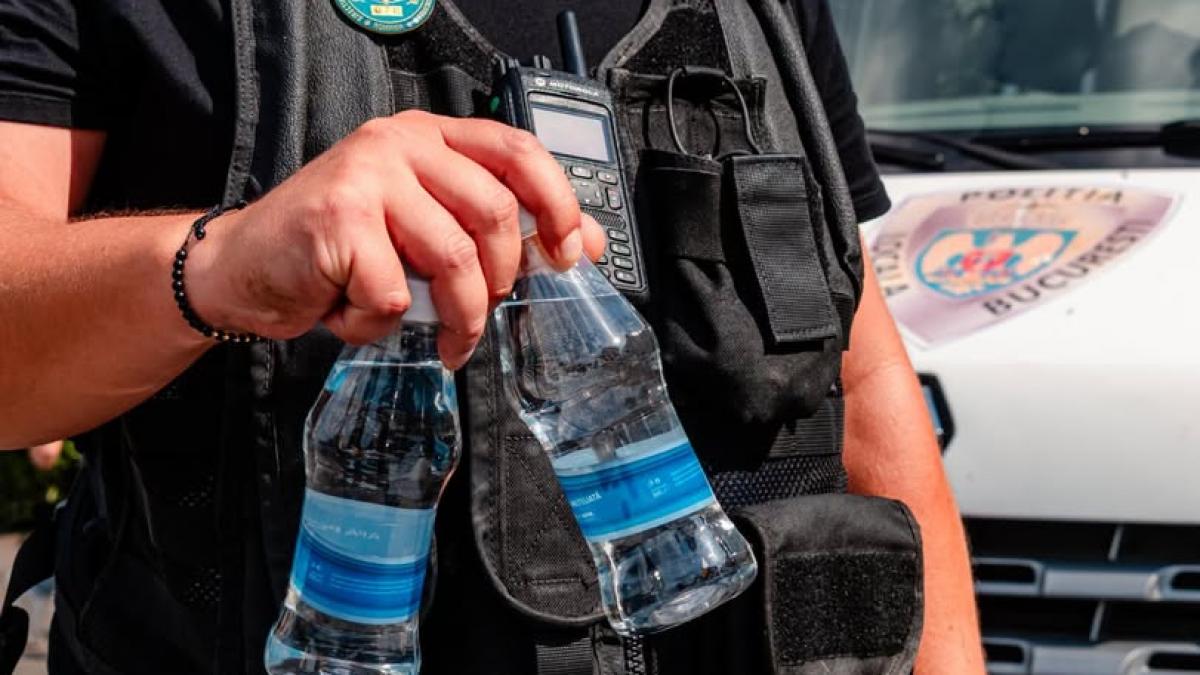 Caniculă extremă în București: Primăria Capitalei distribuie mii de sticle de apă