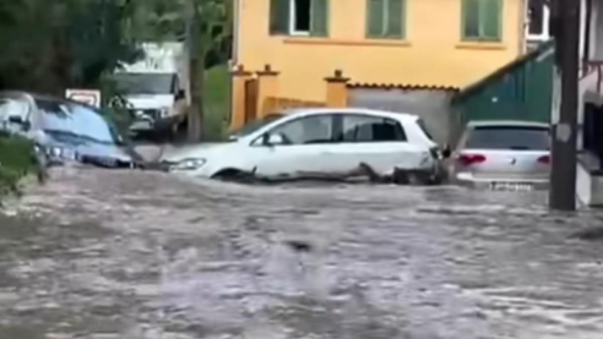 este jale in romania inundatiile fac ravagii oamenii sunt scosi din ape de pompieri