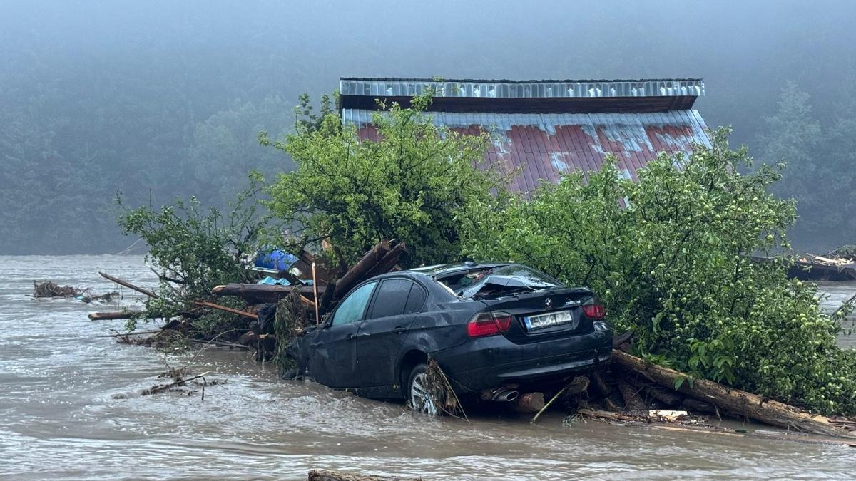Debit istoric pe Bistrița și 800 de persoane evacuate