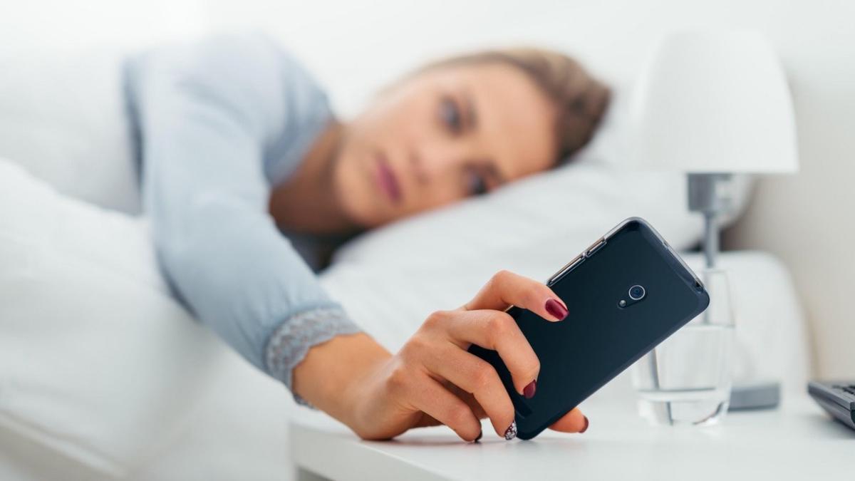 De ce nu-i bine să folosim telefonul imediat după trezirea din somn 