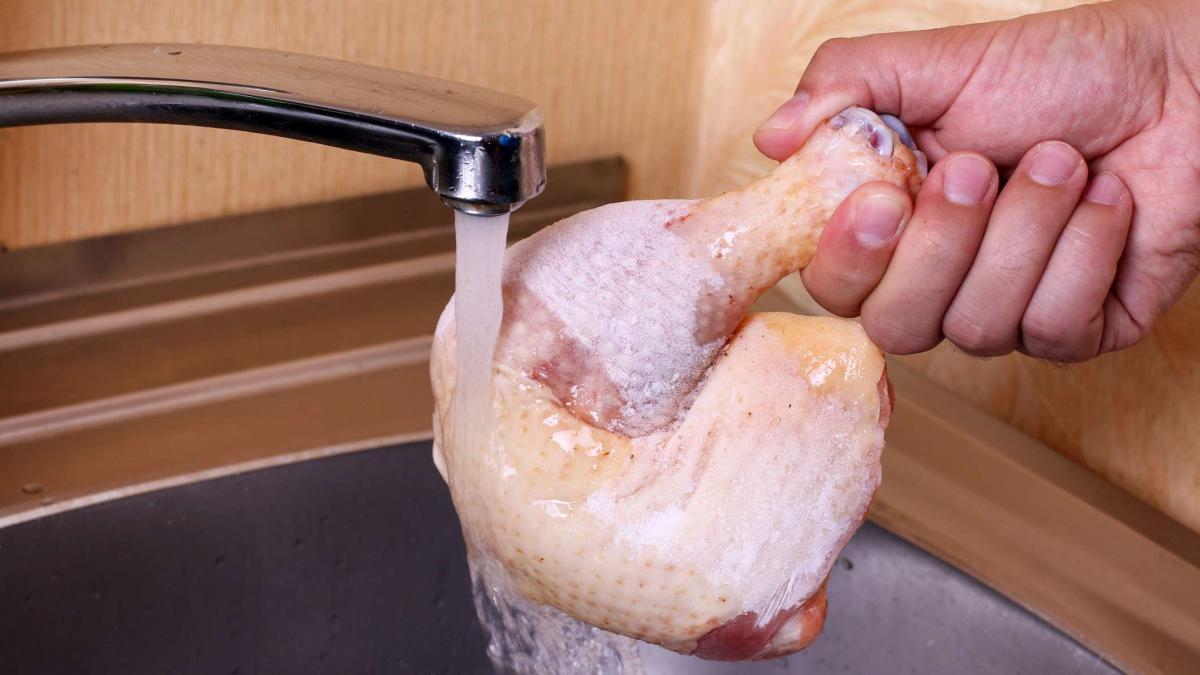 Cum să dezgheți carnea rapid și sigur, fără cuptor cu microunde