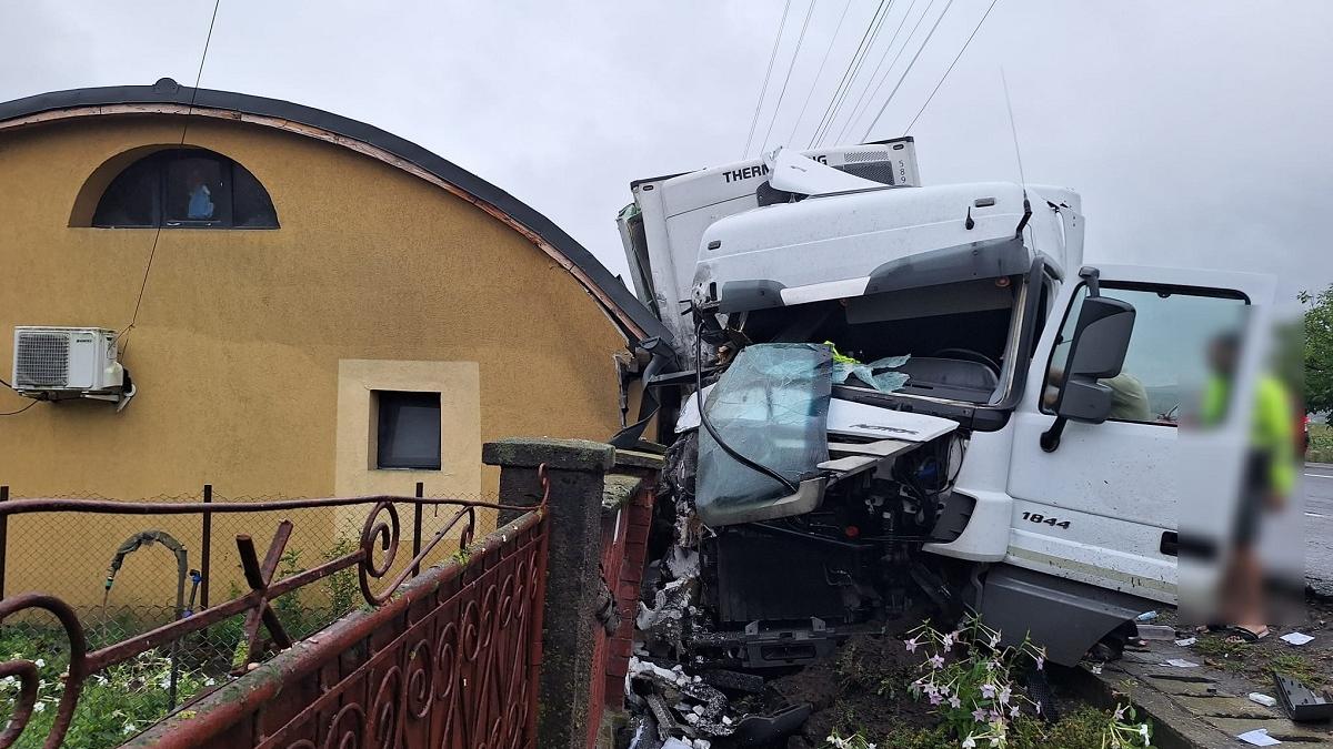 Un camion scăpat de sub control a distrus o mașină parcată și gardul unei case