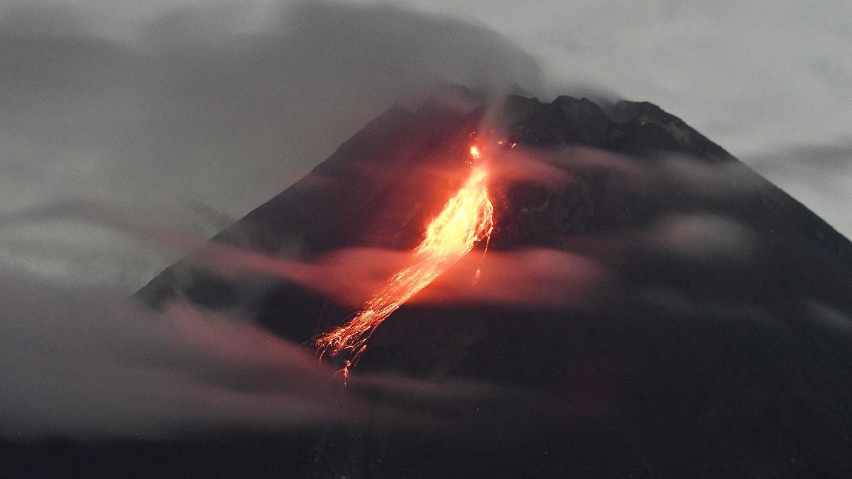Un vulcan a erupt în Rusia după cutremurul puternic. Alertele de tsunami au fost ridicate