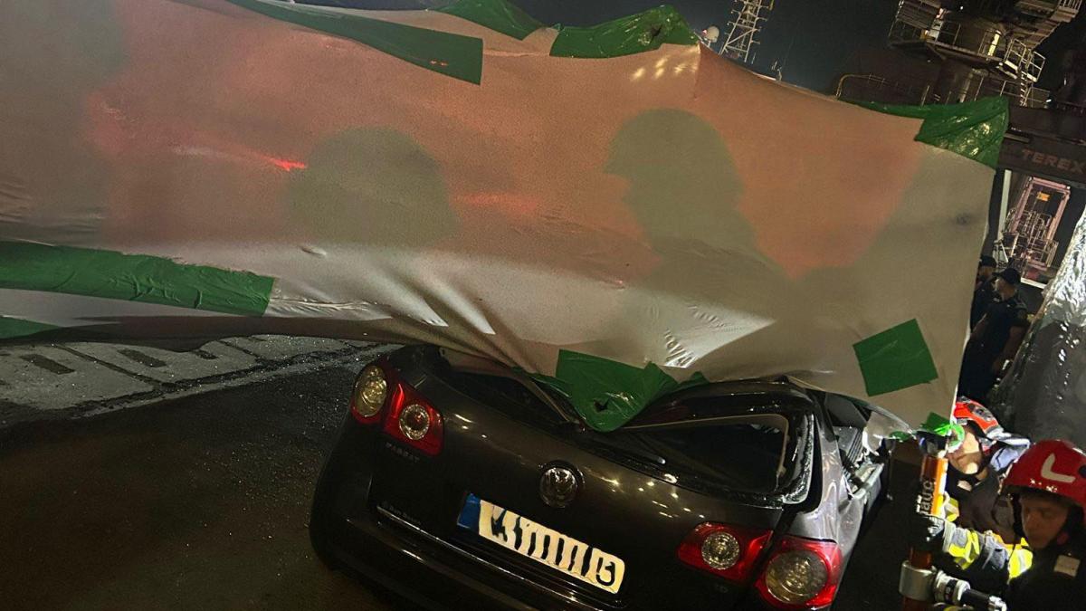 Picior de macara prăbuşit peste un autoturism în Portul Constanţa