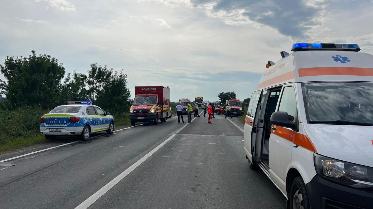 Accident grav între un microbuz și un autoturism în Sibiu. A fost activat Planul Roșu de intervenție