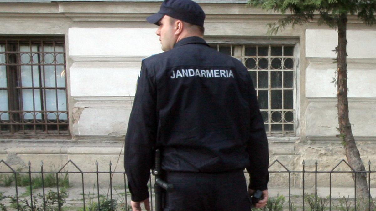 Zeci de polițiști și jandarmi păzesc spitalul unde se află sicriul lui Ion Iliescu