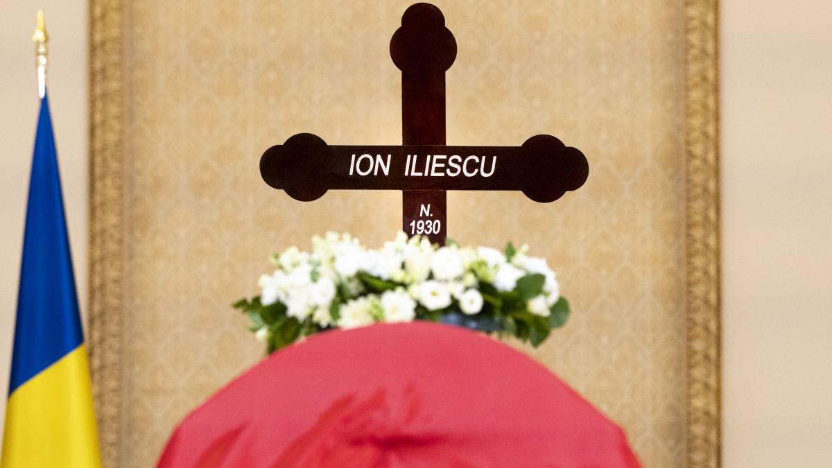 Detaliul de pe crucea lui Ion Iliescu: Ce semnifică absența inscripției INRI