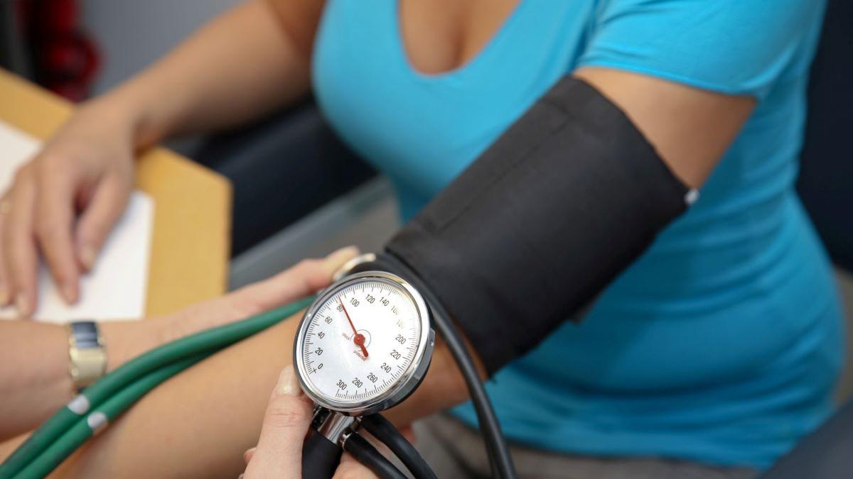 Un exercițiu simplu, recomandat de cardiologi, care poate scădea tensiunea arterială în doar câteva săptămâni