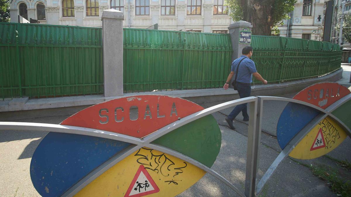 Profesorii lăsați fără ore își caută al doilea job