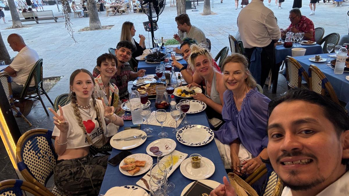 Ilinca Gheorghiu, vacanță alături de colegii din Ana, Mi-ai fost scrisă în ADN: ”Am intrat în mare îmbrăcați și râdeam cu lacrimi”
