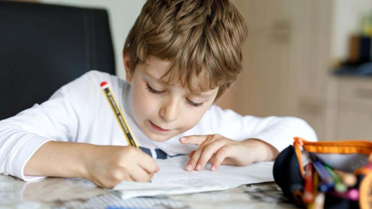 Elevii români petrec de aproape două ori mai mult cu temele decât elevii din țările nordice