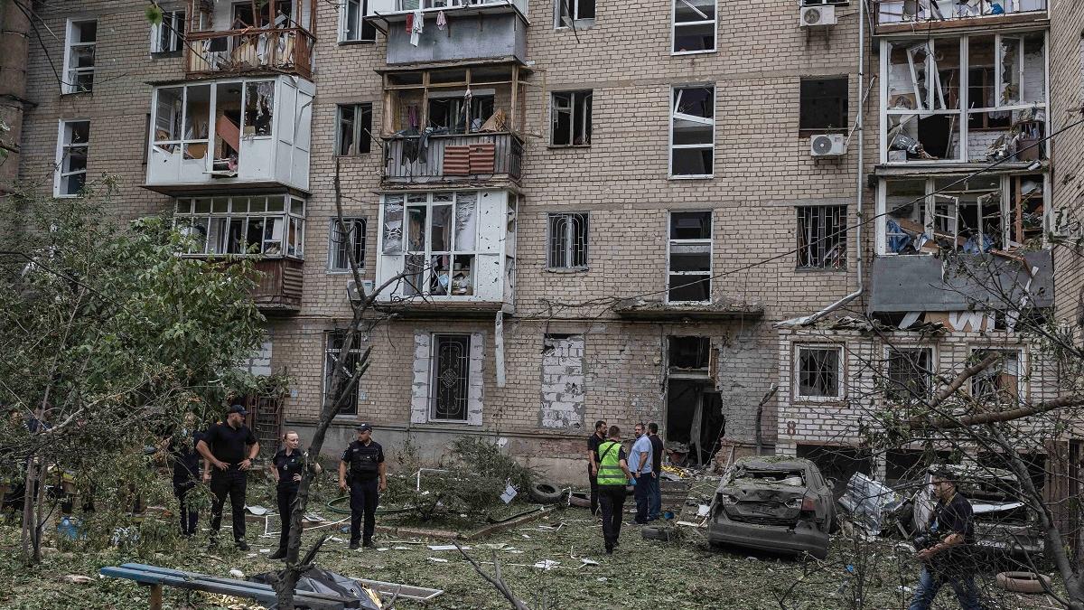 Mai multe persoane rănite, după ce o dronă rusă a lovit un bloc de locuințe în nord-estul Ucrainei