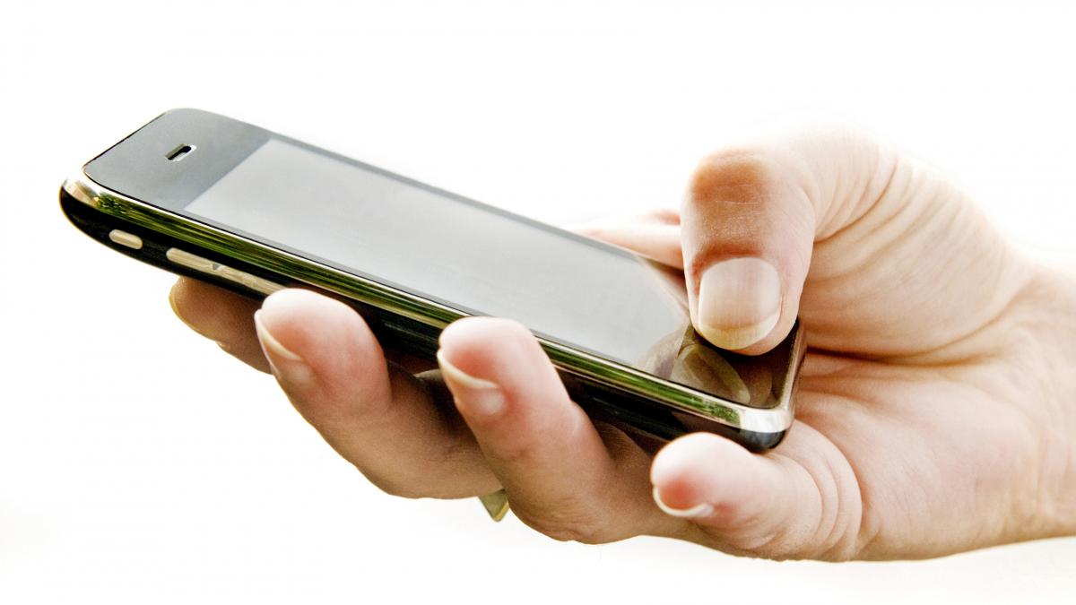 Zeci de operațiuni bancare realizate cu un telefon furat