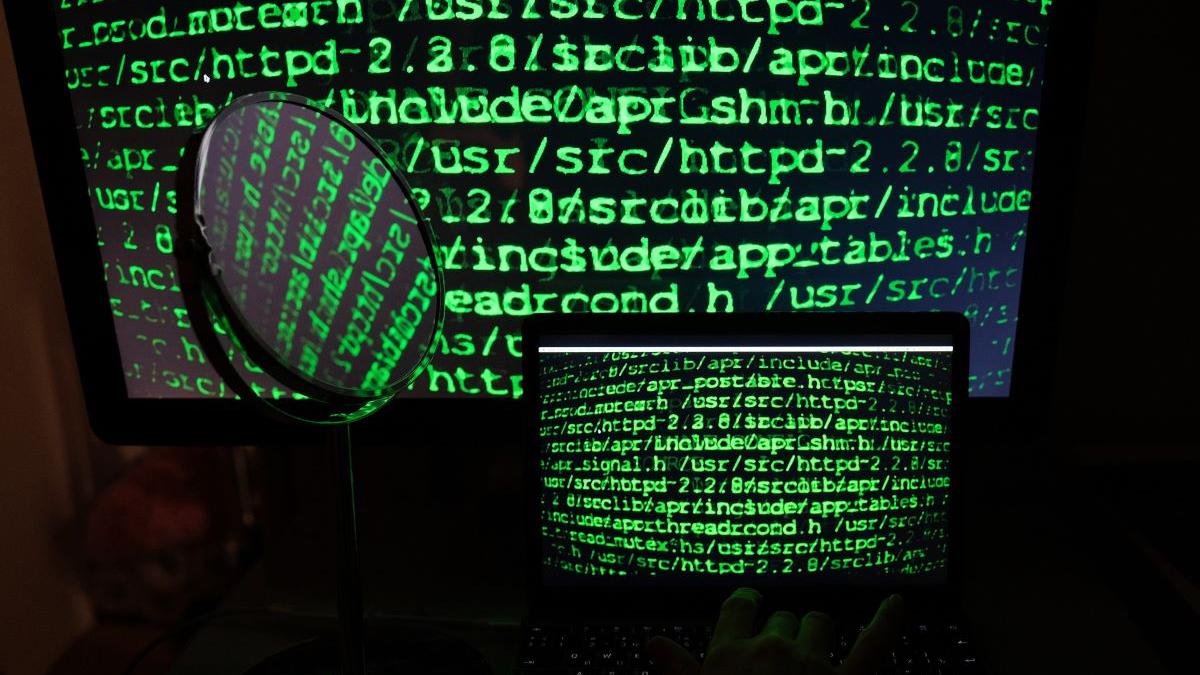 Escrocheria „Phantom Hacker” lovește din nou: FBI avertizează americanii în prag de pensionare