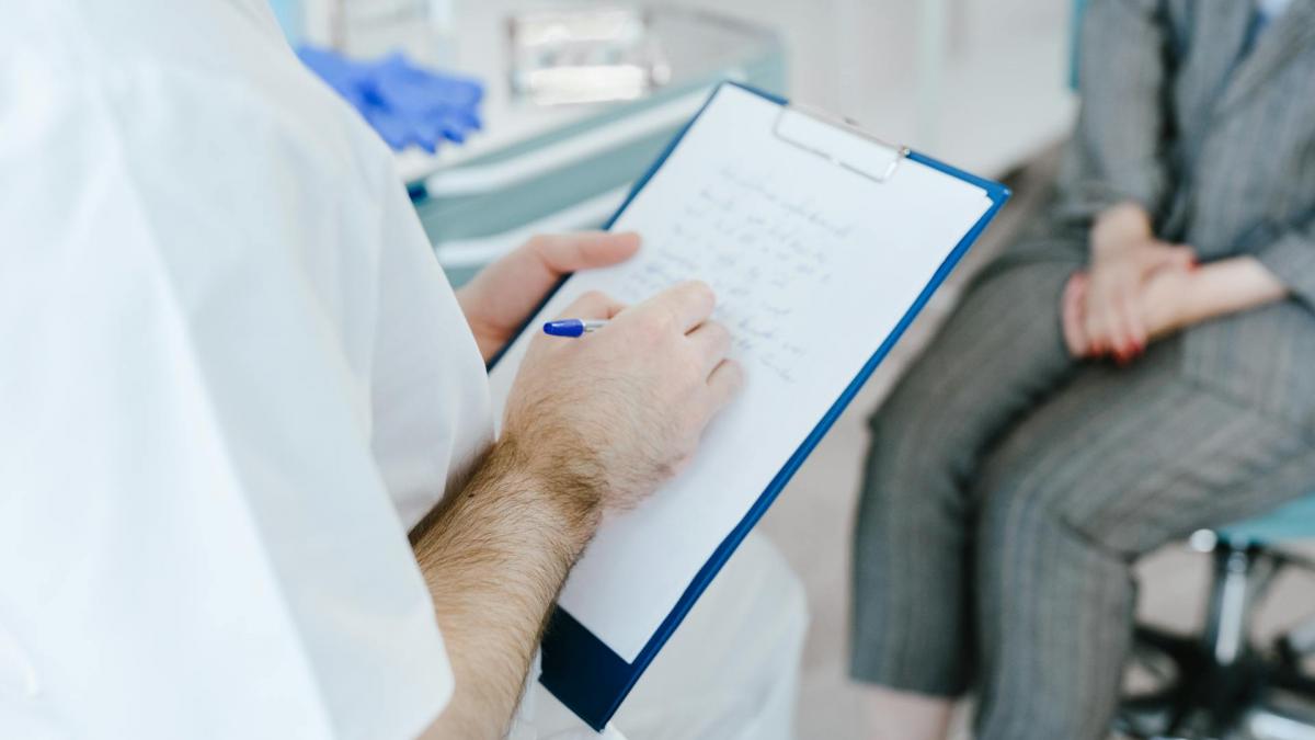 Reforma Sănătății, de la „ordinea” și „sistemul mai accesibil” promise de Bolojan, la „harababura” și minciunile văzute de medici
