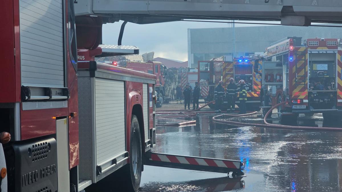 Incendiul de la hala din Galați, provocat de un scurtcircuit electric