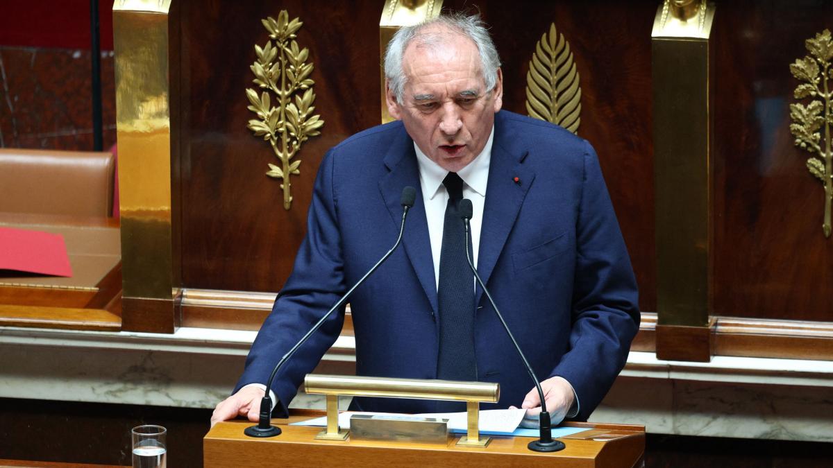 Criză politică la Paris: Guvernul francez se prăbușește după ce parlamentarii votează pentru demiterea prim-ministrului. Ce opțiuni are președintele Macron?
