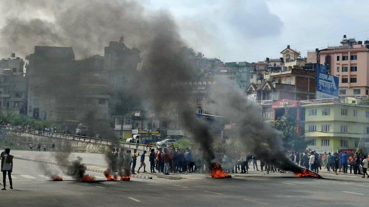 Haos în Nepal: Parlamentul incendiat la Kathmandu, peste 25 de morți și sute de răniți în urma protestelor violente
