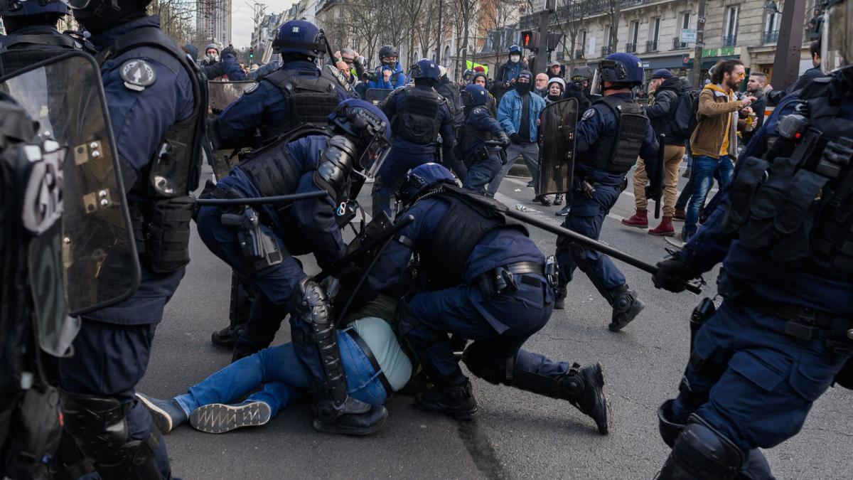 Tensiuni la protestele din Franța: Ciocniri între manifestanți și forțele de ordine