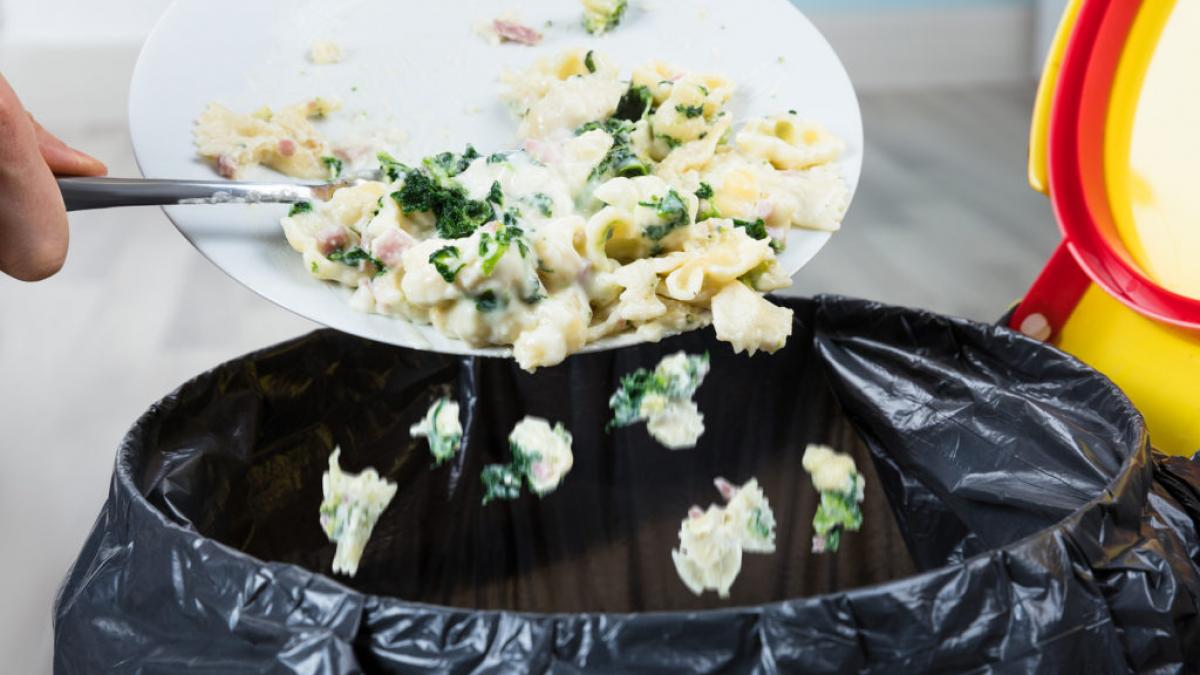Bruxelles-ul vrea să aruncăm mai puțină mâncare și să reducem deșeurile textile