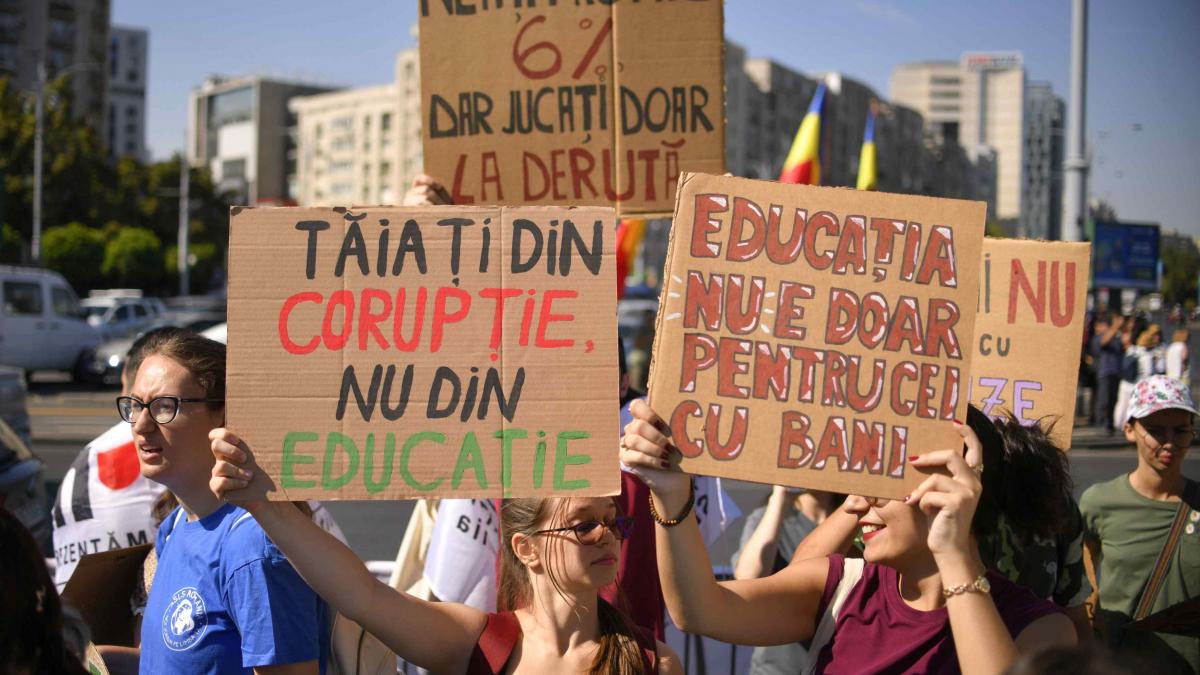 Profesorii, șocați după ce au aflat de la OCDE că au salarii prea mari