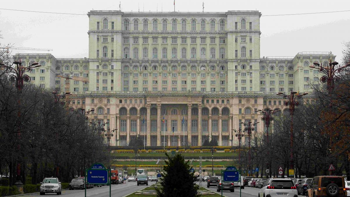 Cine este femeia care a intrat cu cuțite în Parlament și cum motivează gestul