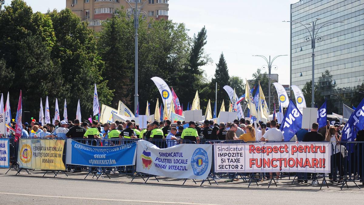 Mii de angajați din administrația publică protestează în Piața Victoriei