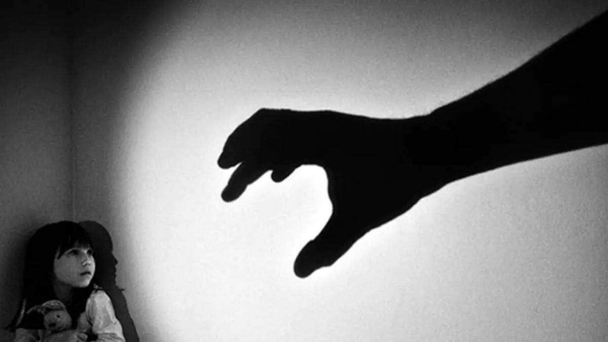 Minoră de 13 ani, agresată sexual de către tatăl vitreg. Suspectul a fost reținut