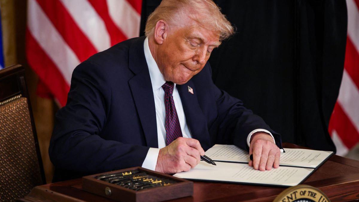 Trump a semnat un ordin executiv care creează o carte de rezidenţă "de aur" de un milion de dolari