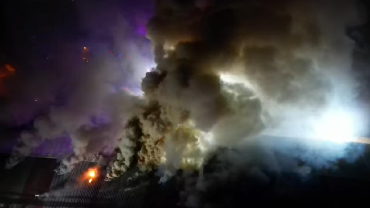 Incendiu cu degajări mari de fum la depozitul Antefrig din Pantelimon! Prefectul Capitalei: Nu există risc de explozie sau de "accident chimic" 