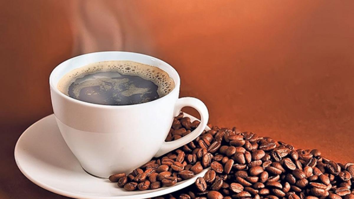 3 soluții rapide care te ajută să scoți petele de cafea de pe căni
