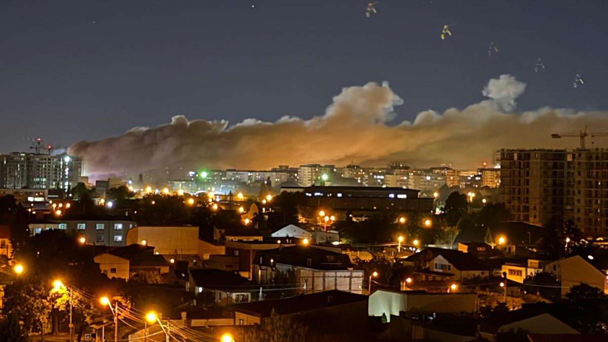 Incendiul din Sectorul 2: Poluare uriașă a mediului. Structura metalică a construcției a fost distrusă. Pompierii se află și acum la fața locului 