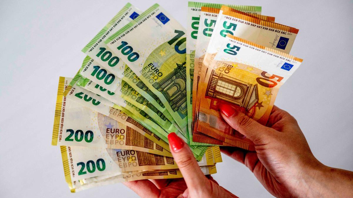 De ce e bine să ai bani lichizi în casă: o familie din România ar trebui să aibă între 1.400 și 2.000 de lei cash pentru crize