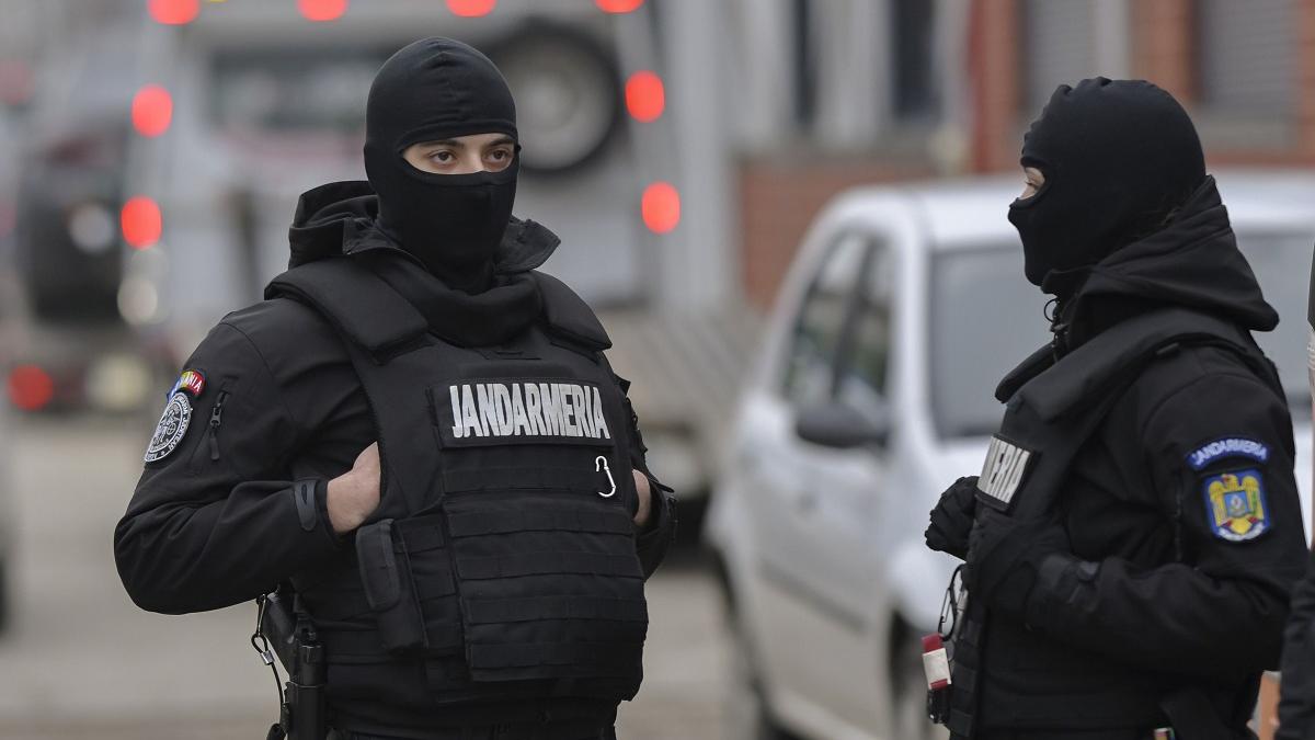 Doi bărbați au agresat un agent de securitate la o sală de jocuri 