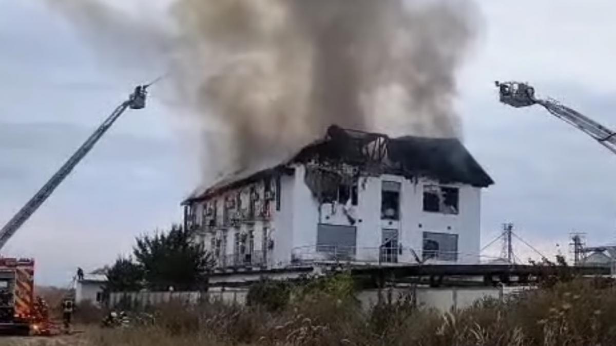 incendiu operator economic prahova zeci de pompieri trimisi misiune