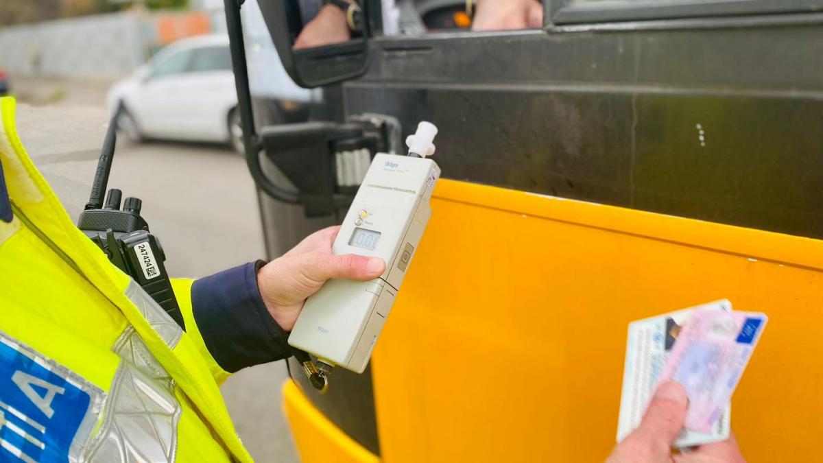 Nicușor Dan a promulgat legea care schimbă Codul Rutier: șoferii cu permis B primesc dreptul de a conduce tractoare lente