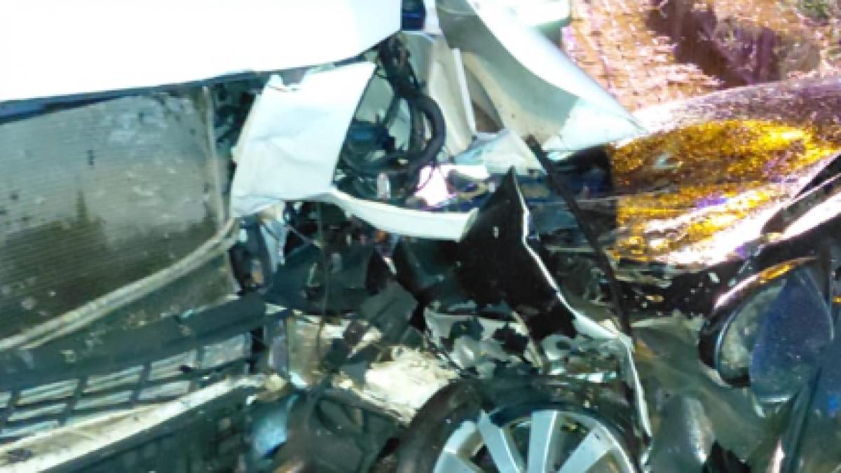 Carnagiu la Câmpia Turzii, după un impact violent între o mașină și un microbuz