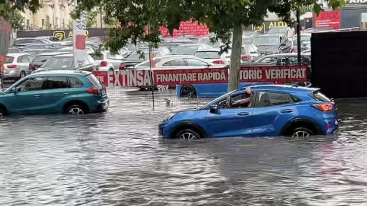 furtuna bucuresti isu nterventii masini avariate copaci doborati