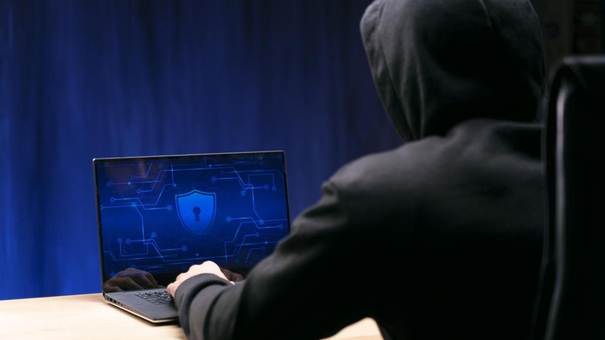 Protejează-te de înșelăciunile din mediul online! Polițiștii trag un semnal de alarmă asupra pericolelor care vă pândesc „la un click distanță” 