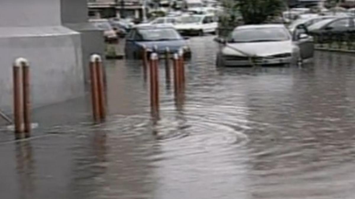 Apa Nova recomandă locuitorilor Capitalei să evite parcarea autovehiculelor în apropierea canalizărilor, în contextul avertizărilor meteo
