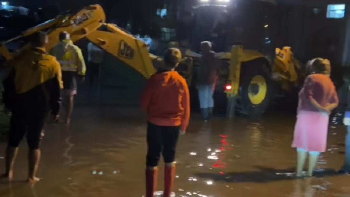 bilant cod rosu roci desprinse versanti masini avariate copaci cazuti