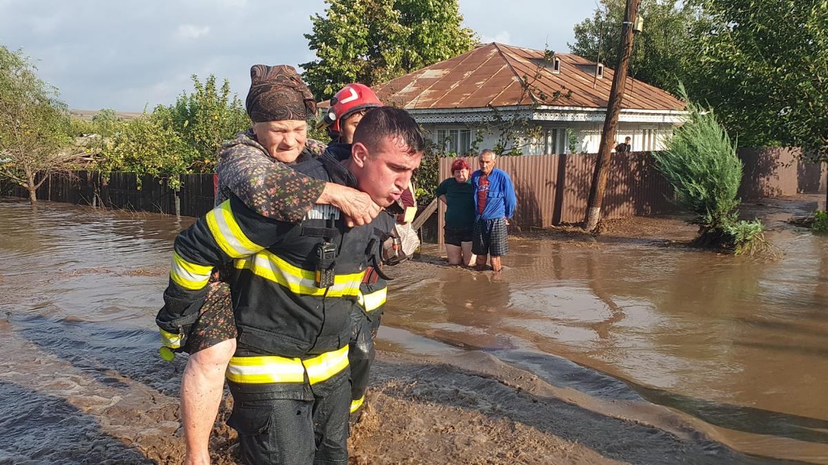Bătrână salvată din calea apelor. Misiune contracronometru a pompierilor
