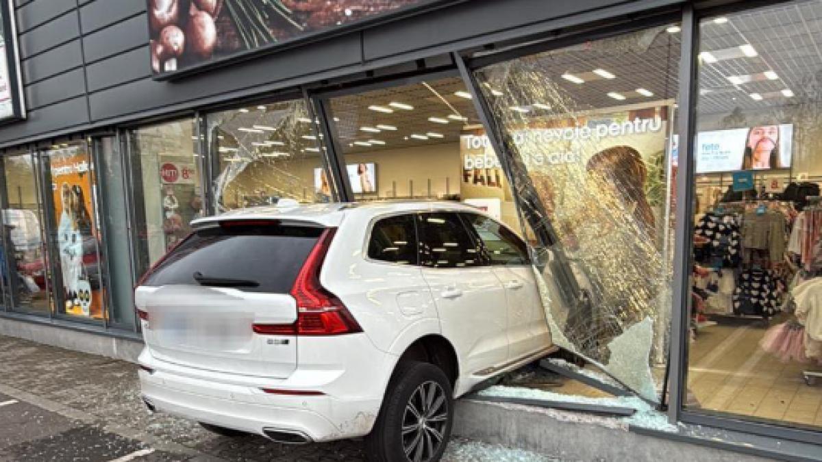 Cascadorie la Brăila: O șoferiță a intrat cu mașina prin geamurile Kaufland