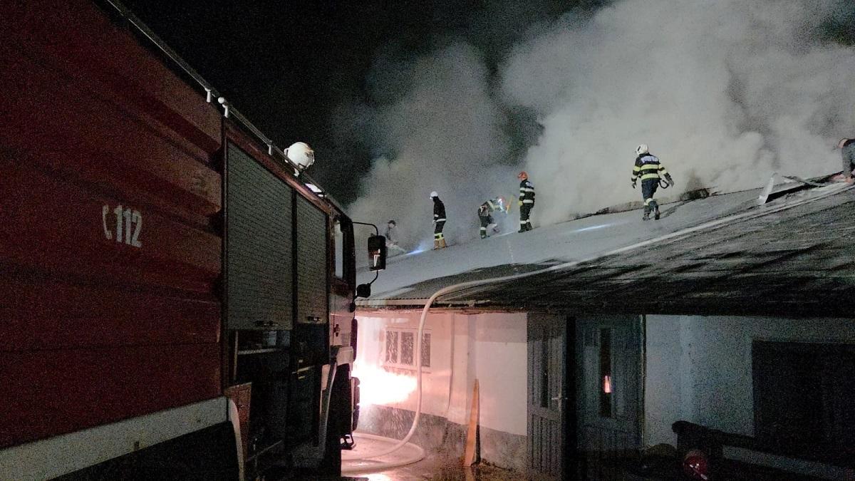 Incendiu la două hale în comuna Dumbrăveni, județul Suceava. Suprafața afectată, aproximativ 2000 mp
